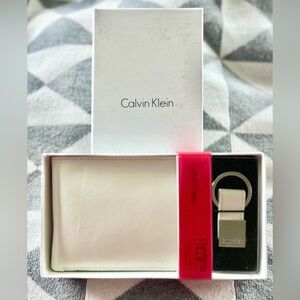 NWT Calvin Klein, White Genuine Leather Mens book fold wallet and key fab set